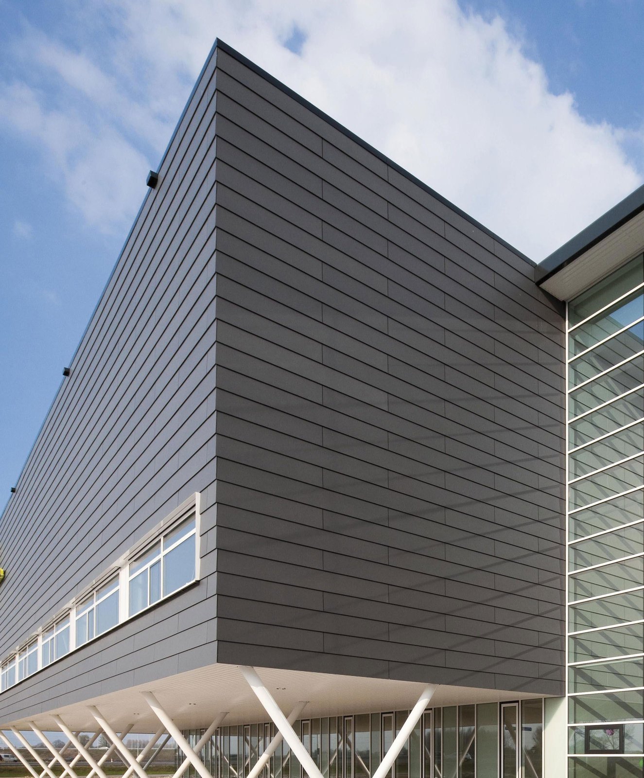 Façade contemporaine en panneaux EQUITONE, photographiée dans le guide de conception du fabricant