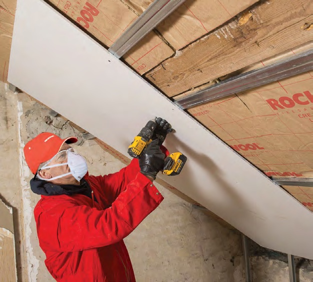 Pose d’un parement sous une isolation en laine de roche en toiture