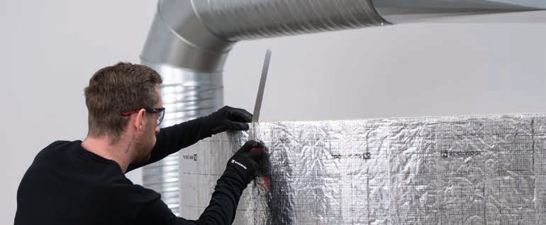 Application d’un isolant en laine de roche revêtu aluminium sur un conduit de ventilation