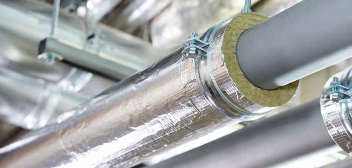 Laine de roche et revêtement aluminium du système Teclit autour d’une canalisation