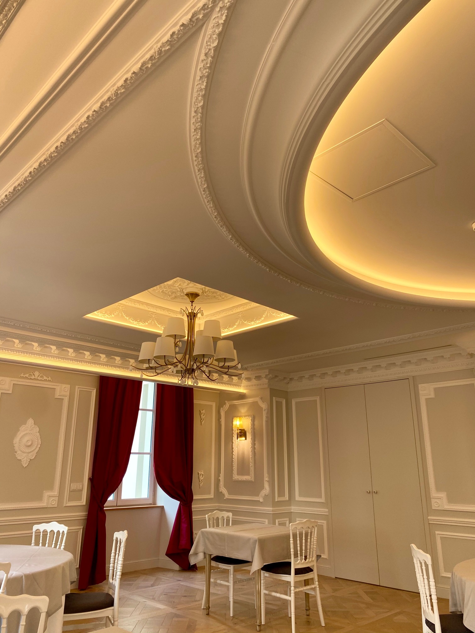 Corniches, moulures, ornements et créations sur mesure pour façonner les volumes et la lumière.